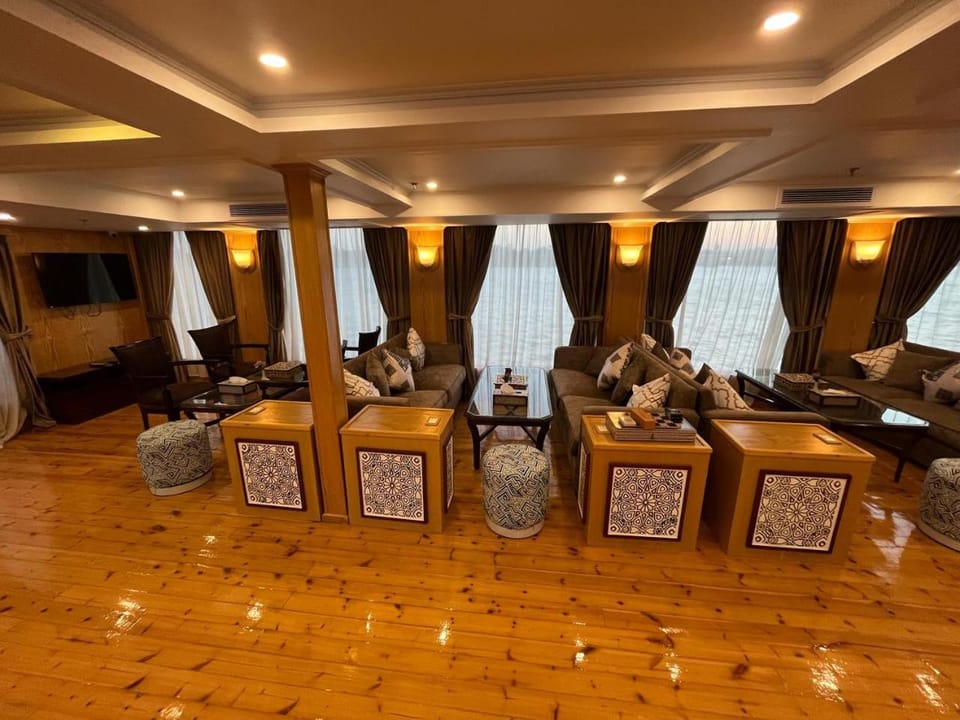 دهبيه كوين شارلوت Hotel in Luxor