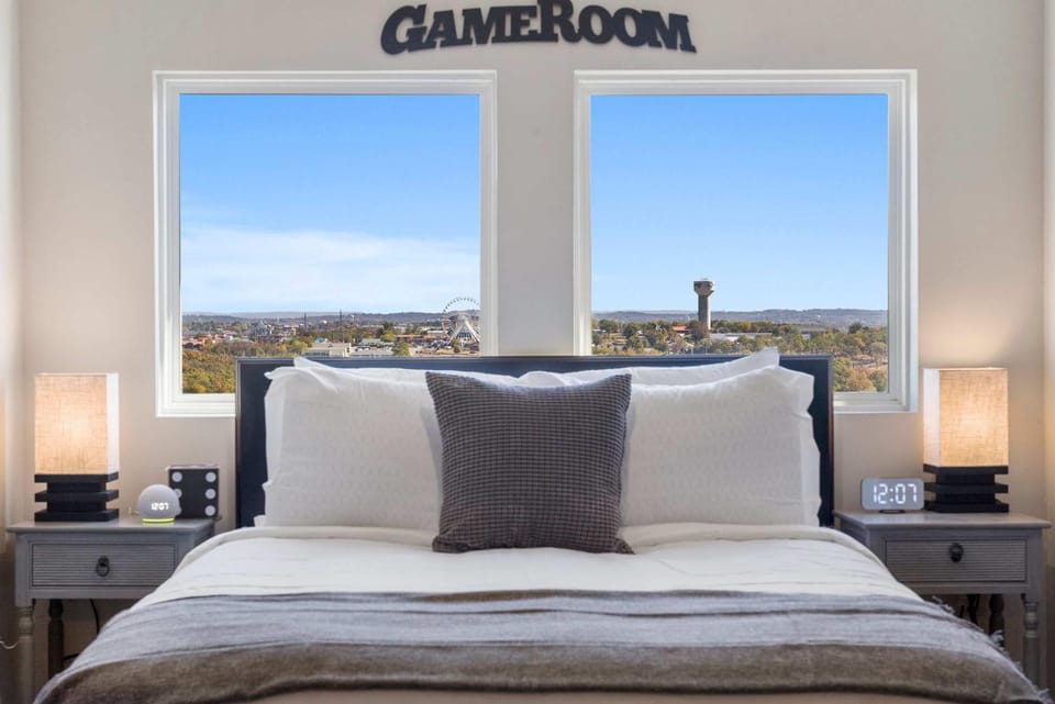 A Little Slice of Branson with Ozarks Views House in Branson