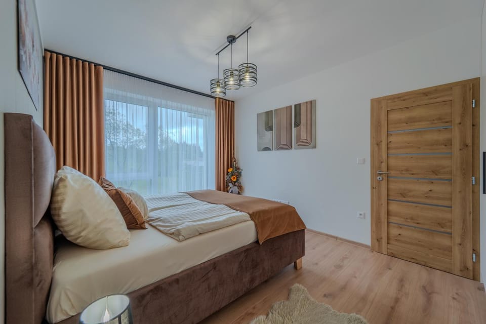 Photo of the whole room, Bedroom, wardrobe