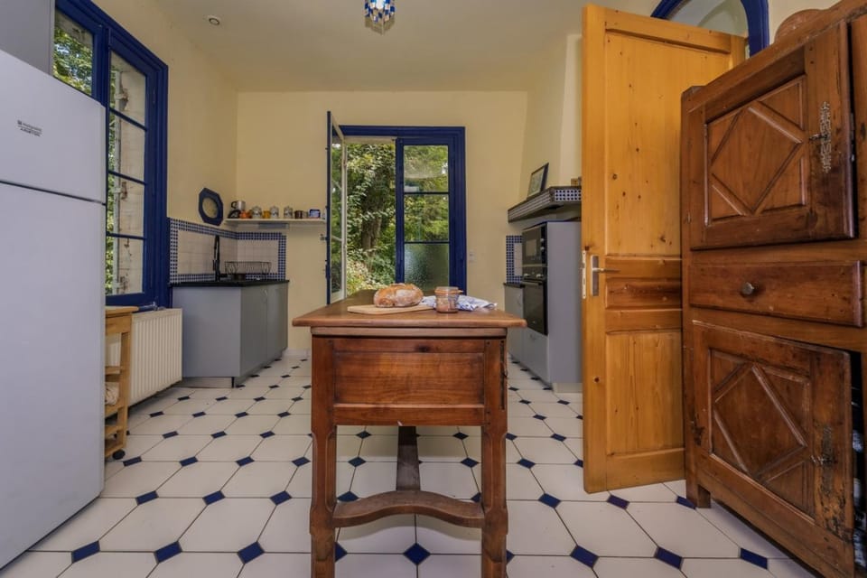 Property building, Kitchen or kitchenette, Living room