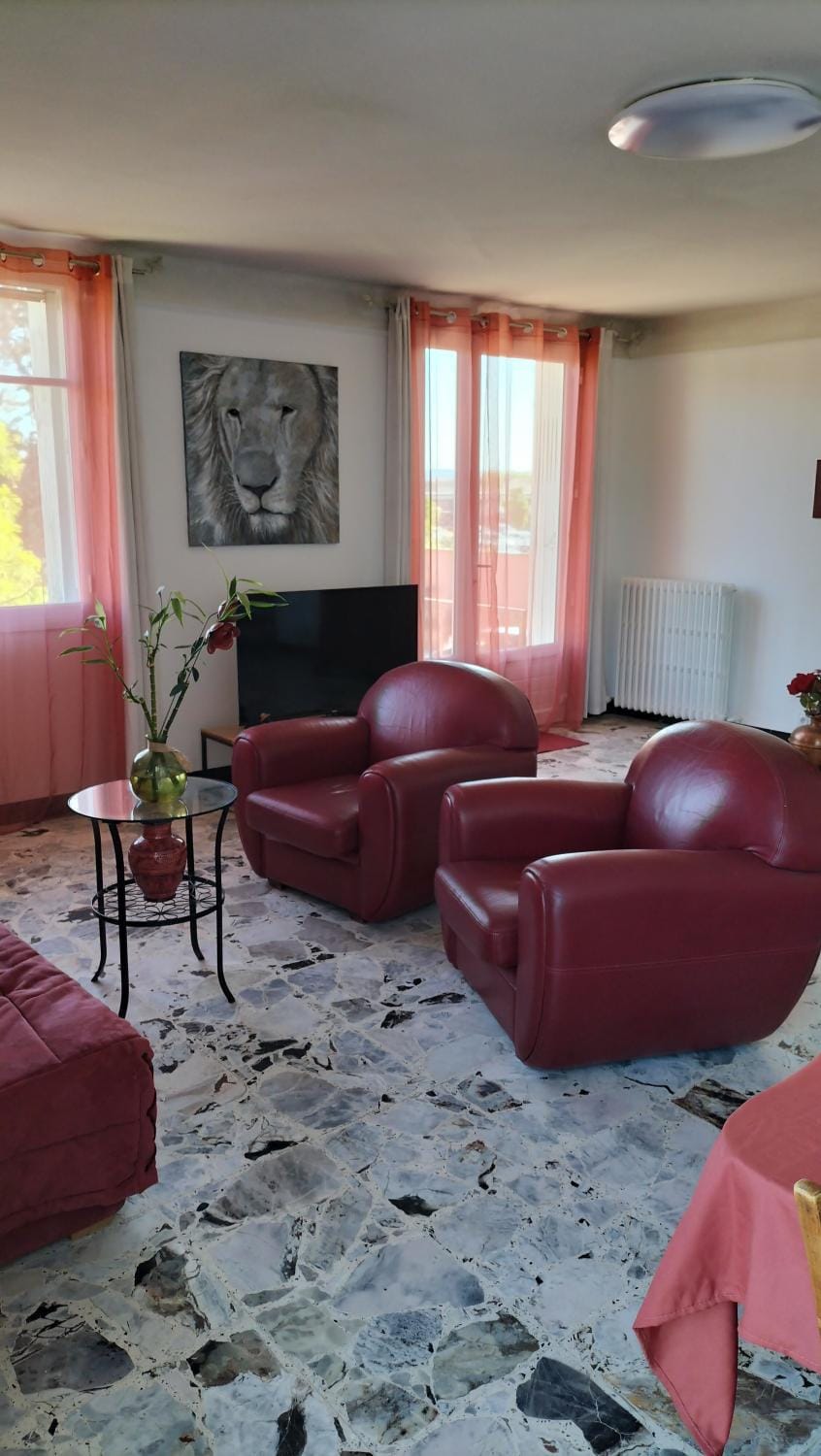 Communal lounge/ TV room