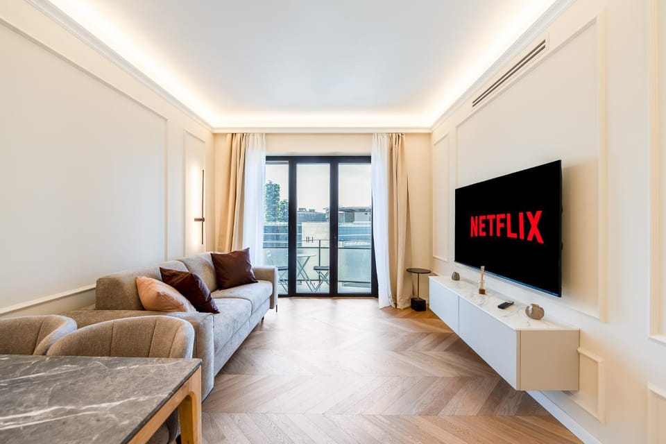 TV and multimedia, Living room, Seating area, Evening entertainment