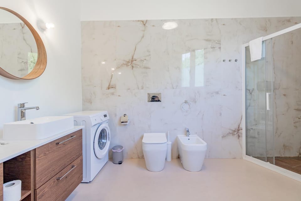 Shower, Toilet, Bathroom, towels, washing machine