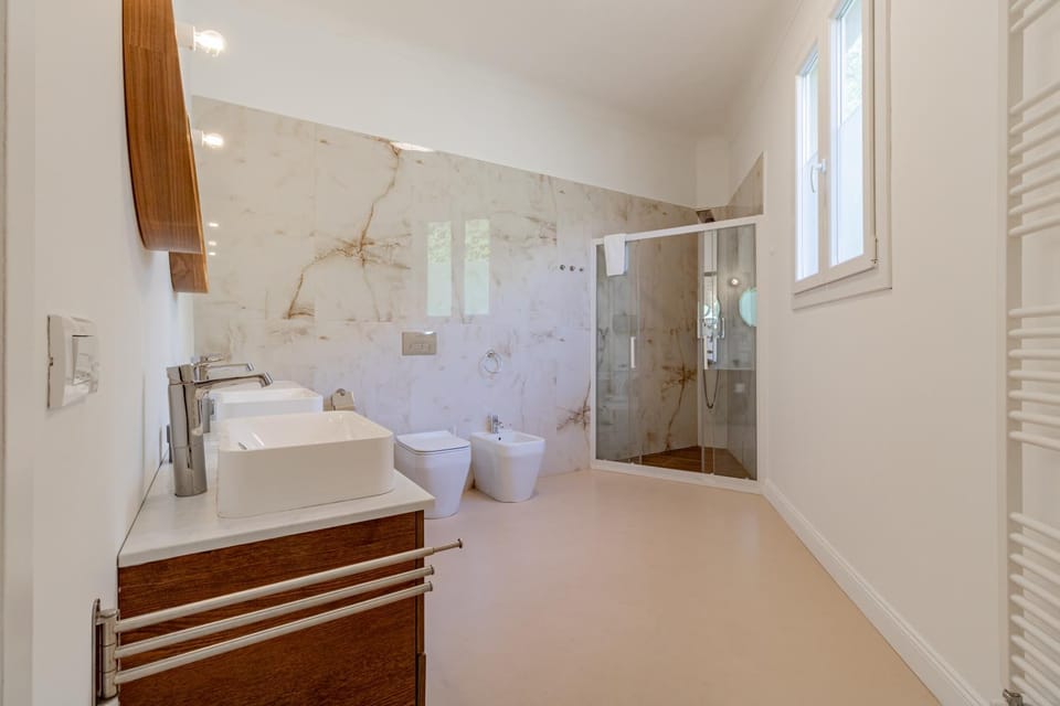 Shower, Toilet, Bathroom, towels