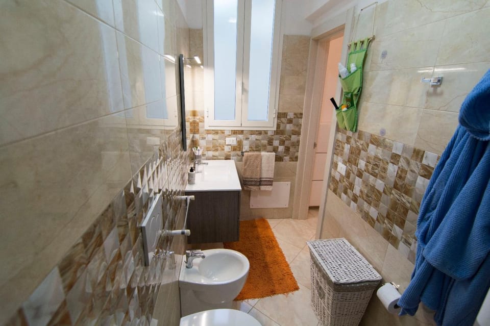 Shower, Toilet, Bathroom, bidet, towels