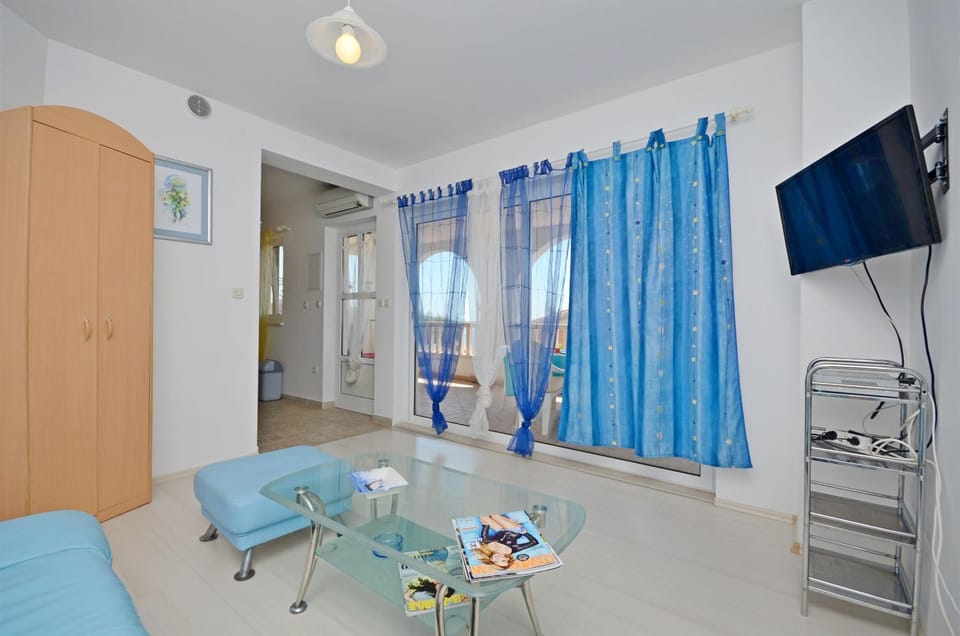 Communal lounge/ TV room, TV and multimedia, Living room, Seating area, Evening entertainment, air conditioner