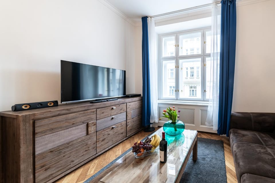 Communal lounge/ TV room, TV and multimedia, Living room