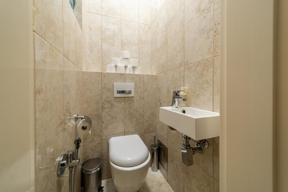 Toilet, bidet