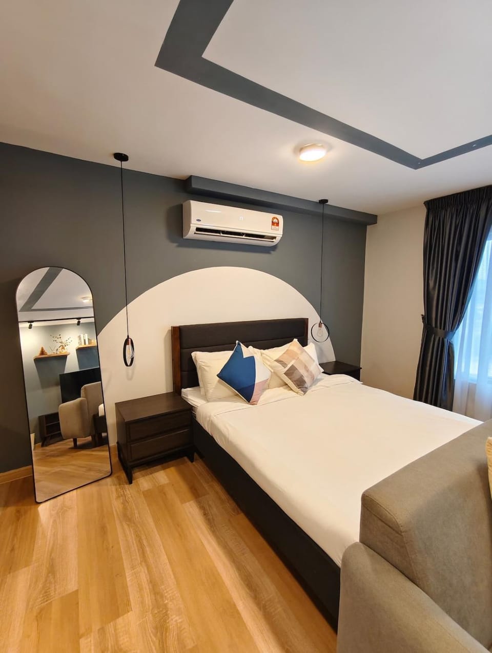 Bed, TV and multimedia, Living room, Photo of the whole room, Seating area, Bedroom, air conditioner