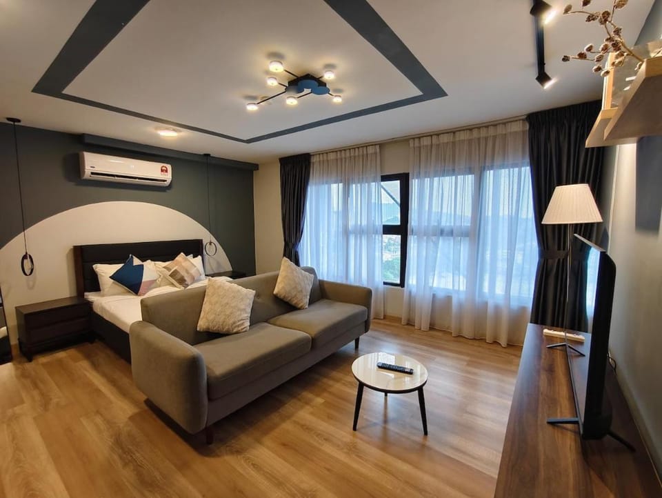 Bed, TV and multimedia, Living room, Photo of the whole room, Seating area, Evening entertainment, Bedroom, air conditioner