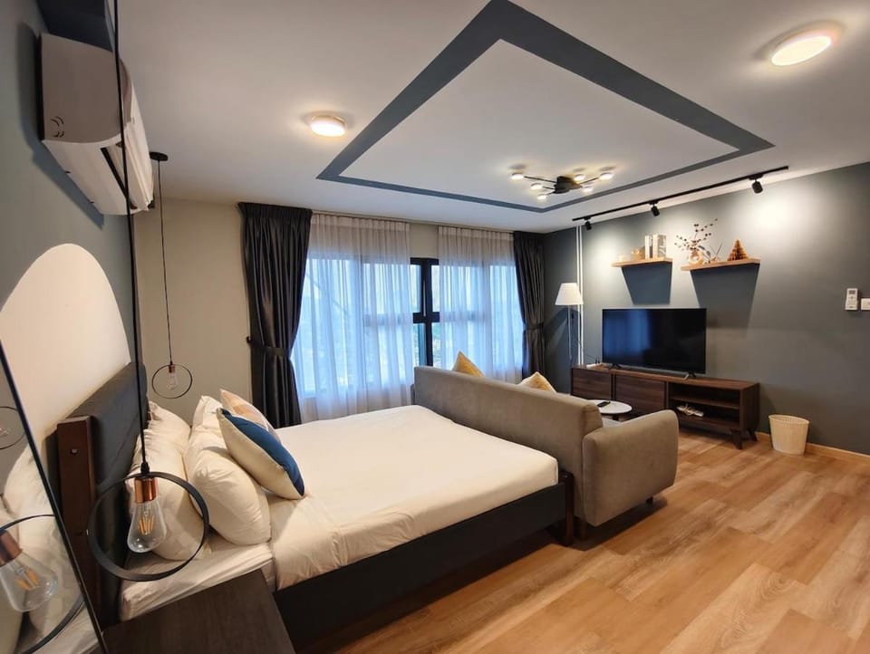 Bed, TV and multimedia, Living room, Photo of the whole room, Seating area, Evening entertainment, Bedroom, air conditioner