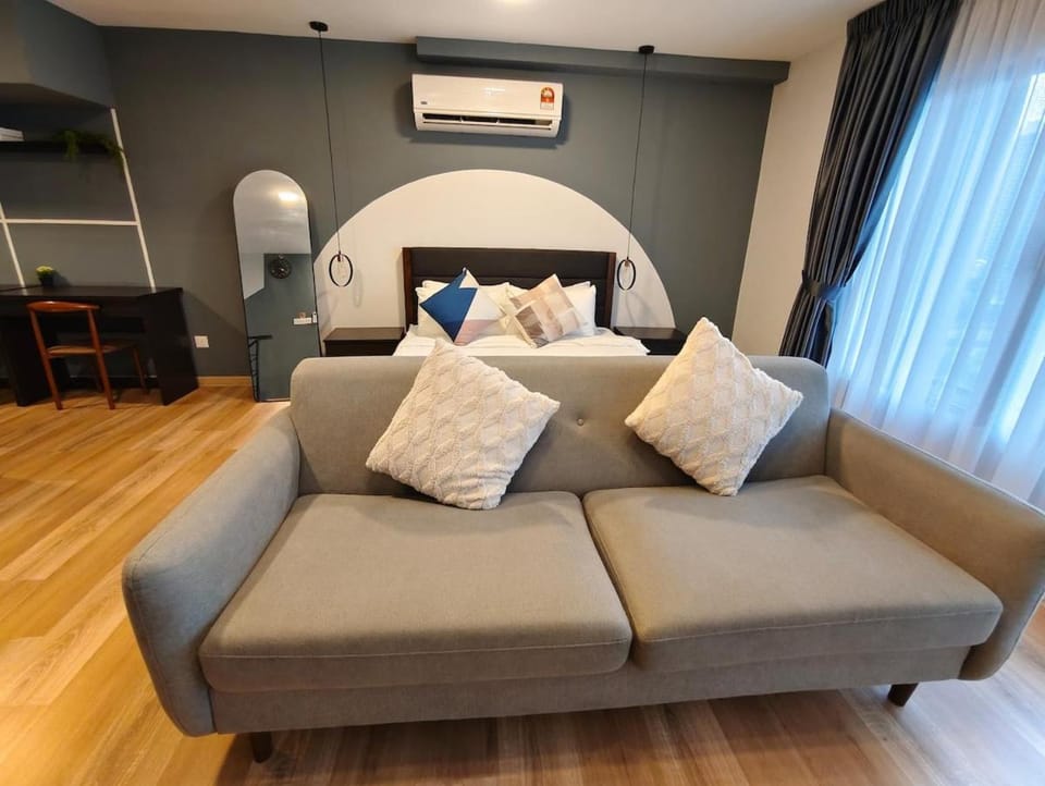 Bed, TV and multimedia, Living room, Photo of the whole room, Seating area, Bedroom, air conditioner