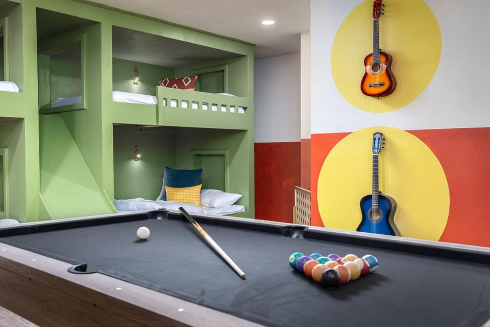 Sleeps 18-Basketball Court-Pool-Playground-Games House in San Antonio