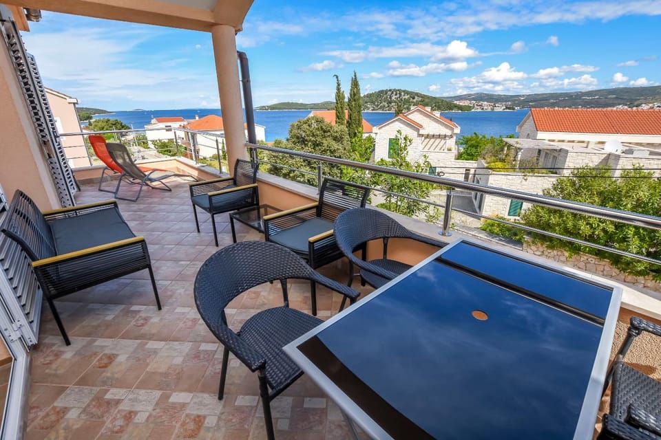 Day, View (from property/room), Balcony/Terrace, Seating area, Dining area, Sea view