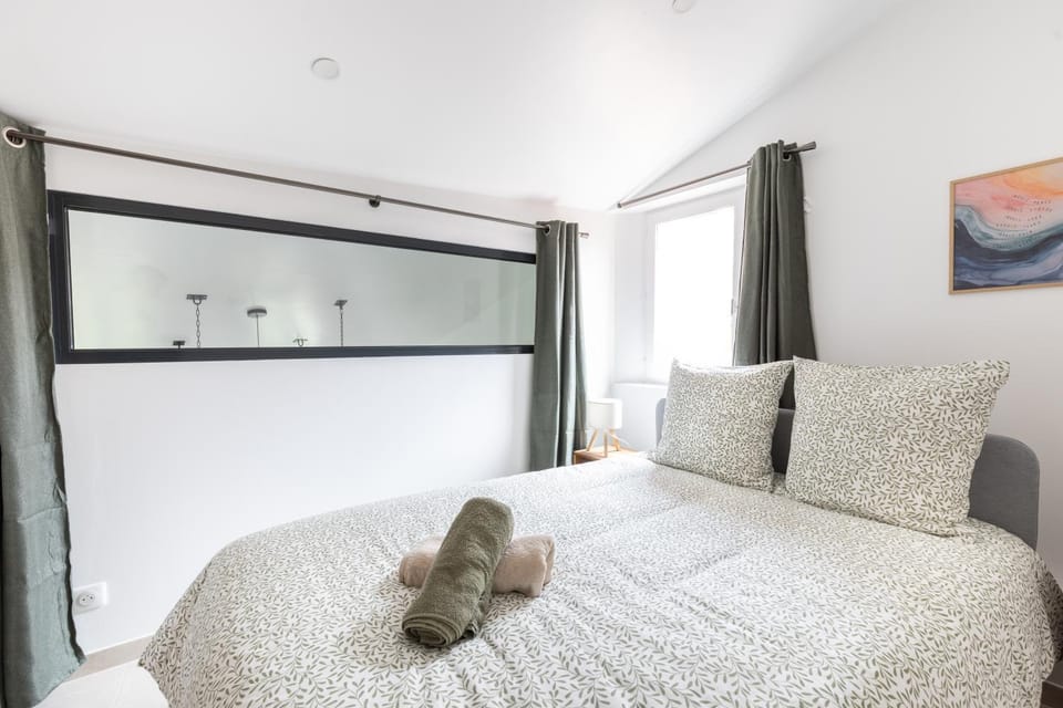 Bed, Photo of the whole room, Bedroom