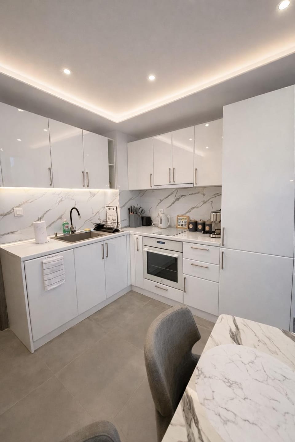 Coffee/tea facilities, Kitchen or kitchenette, dishwasher, oven, stove, toaster