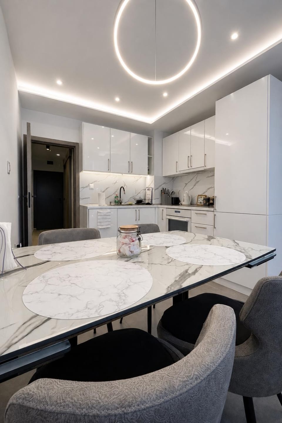 Kitchen or kitchenette, Dining area
