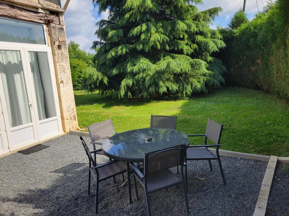 Patio, Spring, Day, Garden, Garden, Balcony/Terrace, Dining area, Garden view