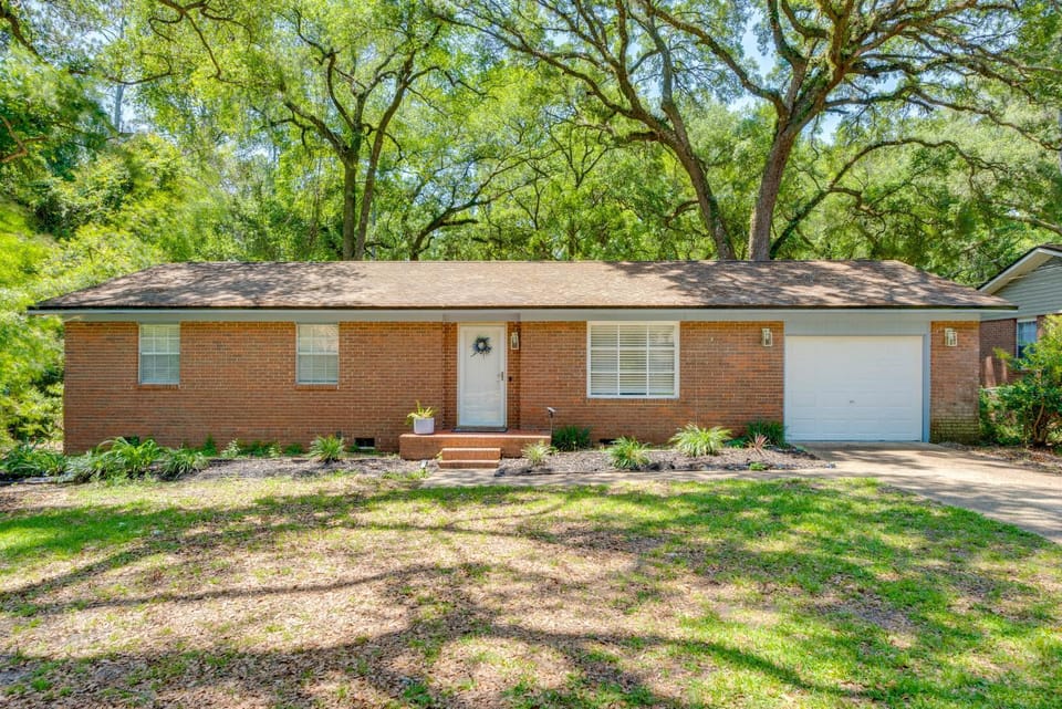 Walk to Lake Munson: Tree-Filled Tallahassee Gem! House in Tallahassee