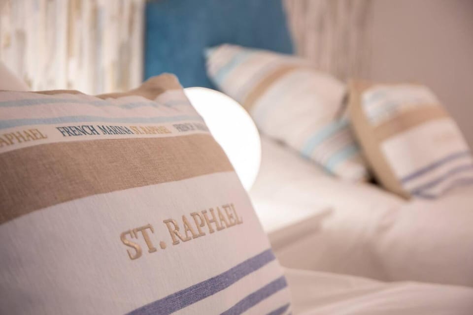 Bed, Photo of the whole room, Bedroom, Text overlay