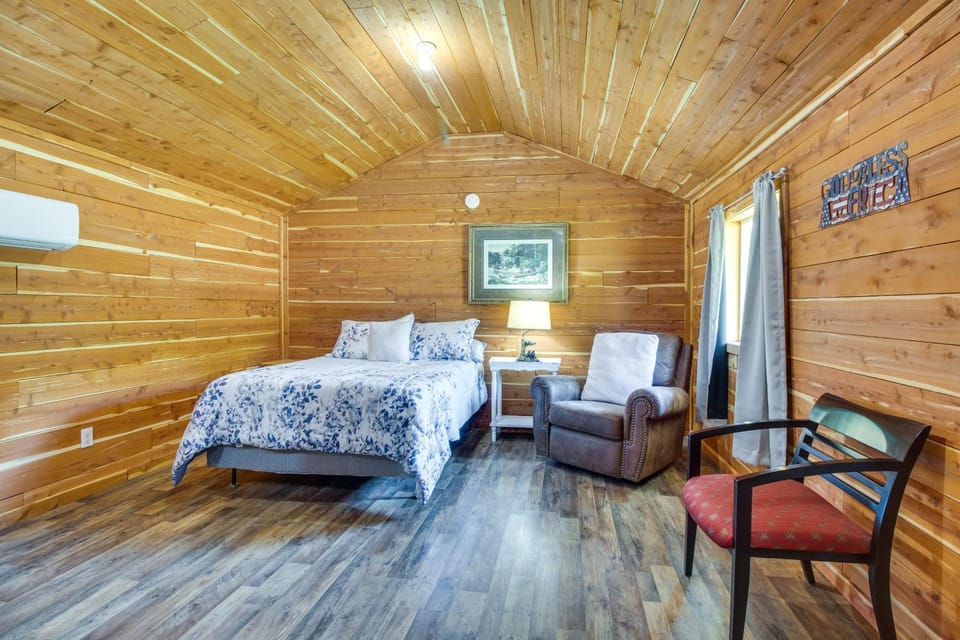 Fish and Boat Anglers Cabin 2 Mi to White River Cabin in Lakeview