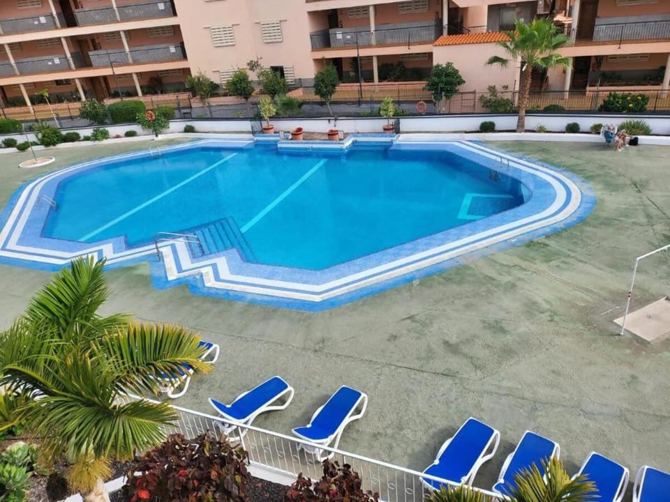 Property building, Day, Pool view, Swimming pool, sunbed
