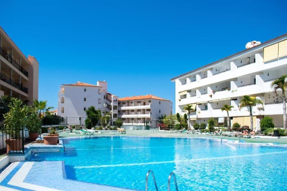 Property building, Day, Pool view, Swimming pool, sunbed