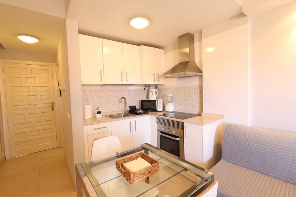 Coffee/tea facilities, Kitchen or kitchenette, Living room, Seating area, Dining area, minibar, oven, stove, toaster