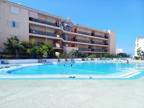 Property building, Day, Pool view, Swimming pool, sunbed