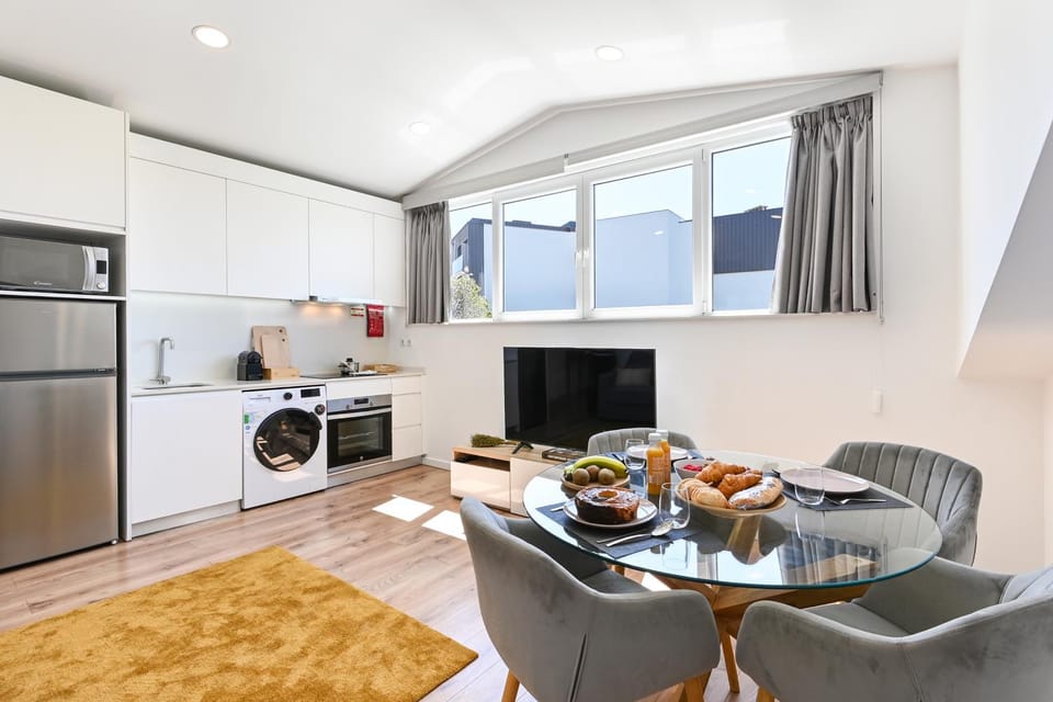 Kitchen or kitchenette, Dining area, stove, washing machine
