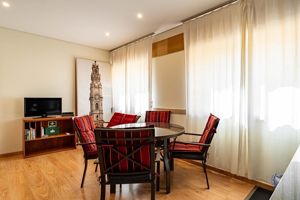 Communal lounge/ TV room, TV and multimedia, Living room, Dining area