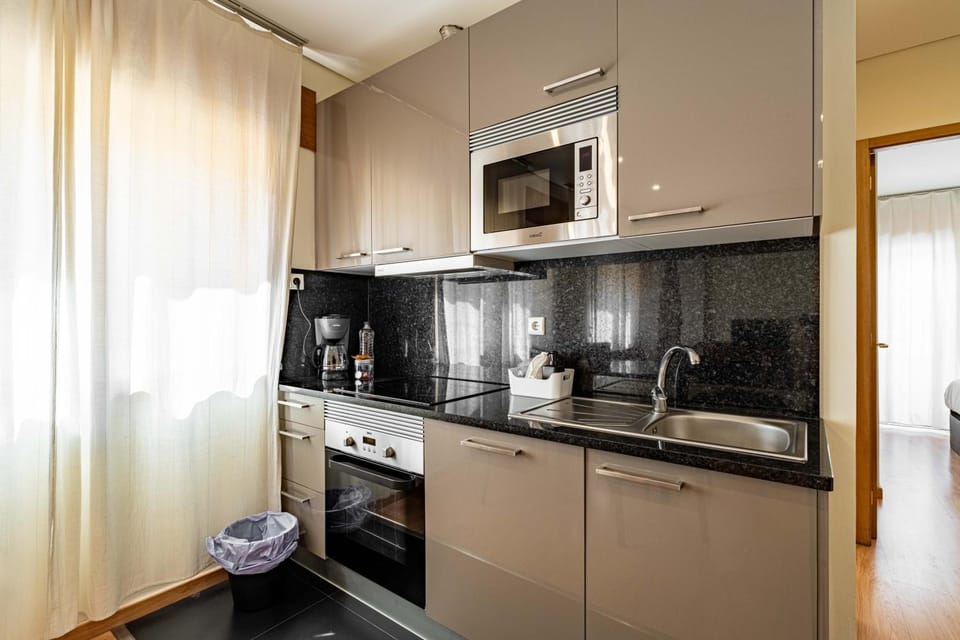 Coffee/tea facilities, Kitchen or kitchenette, dishwasher, oven, stove, toaster