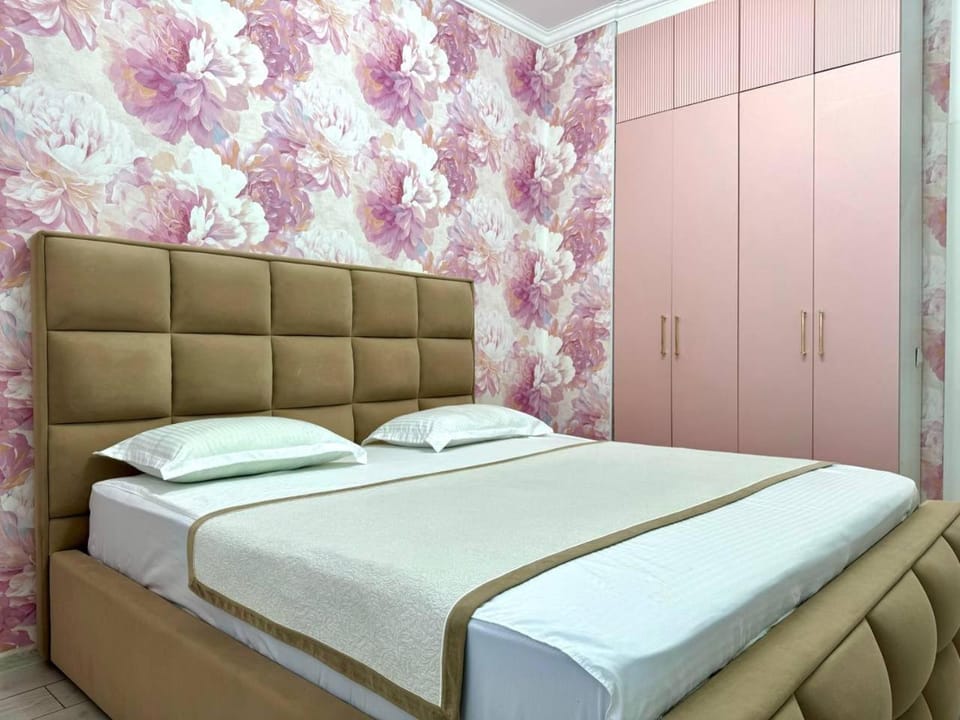 Bed, Photo of the whole room, wardrobe