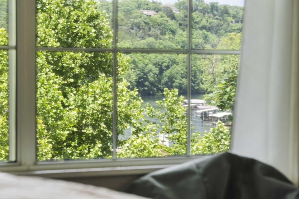 Lakeside Bliss Retreat - 2 BDR House in Branson