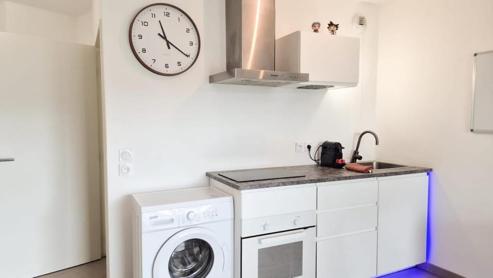 Kitchen or kitchenette, stove, washing machine
