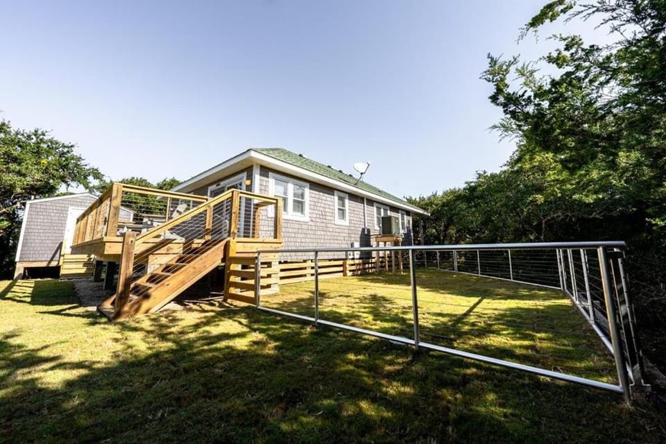 Watermen's Hideout - Waterfront 2-Bed, 1-Bath Cottage with HOT TUB & Private Dog Run! House in Outer Banks