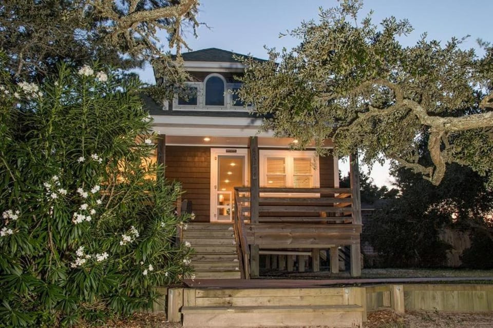 Watermen's Hideout - Waterfront 2-Bed, 1-Bath Cottage with HOT TUB & Private Dog Run! House in Outer Banks