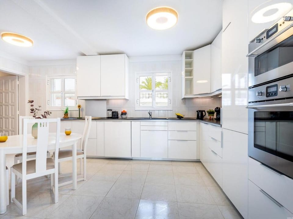 Kitchen or kitchenette, Dining area, oven, stove