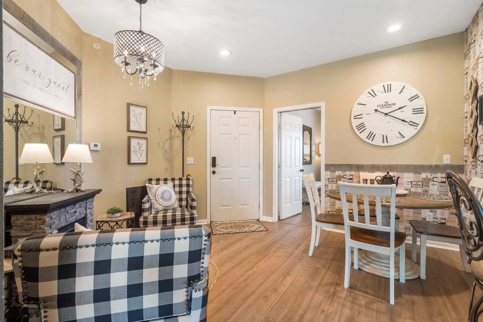 Fairview Escape in Holiday Hills Branson - Golf & Outdoor Pools House in Ozark Mountains