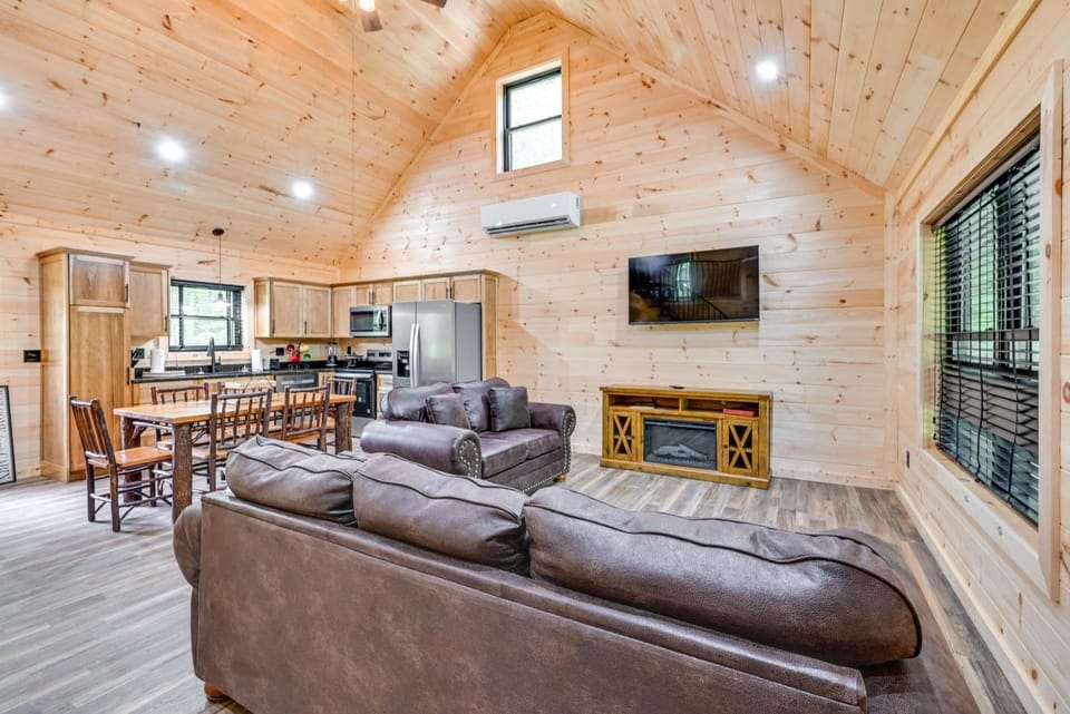 5 Mi to Mammoth Cave: Peaceful Retreat w/ Fire Pit House in Kentucky