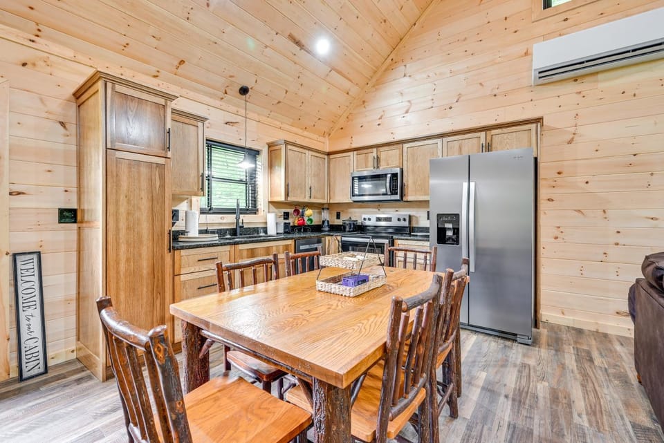 5 Mi to Mammoth Cave: Peaceful Retreat w/ Fire Pit House in Kentucky