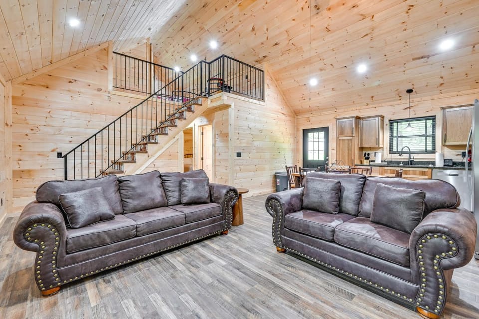 5 Mi to Mammoth Cave: Peaceful Retreat w/ Fire Pit House in Kentucky