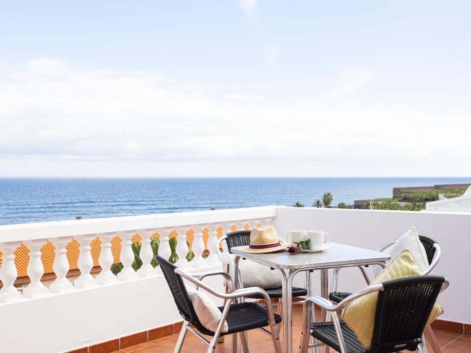 View (from property/room), Balcony/Terrace, Dining area, Sea view