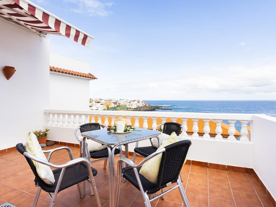 View (from property/room), Balcony/Terrace, Dining area, Sea view