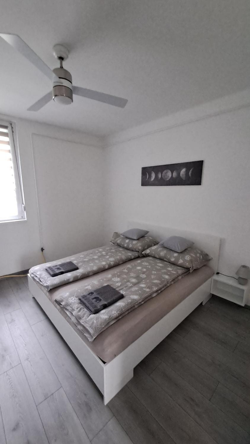 Bed, Bedroom, towels