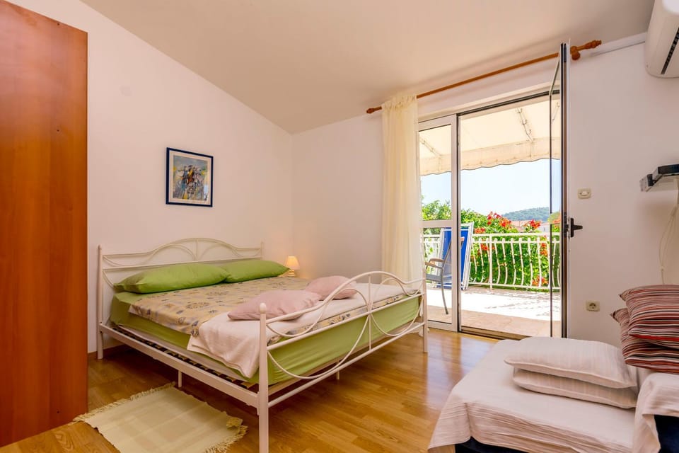 Bed, TV and multimedia, View (from property/room), Balcony/Terrace, Photo of the whole room, Bedroom, air conditioner