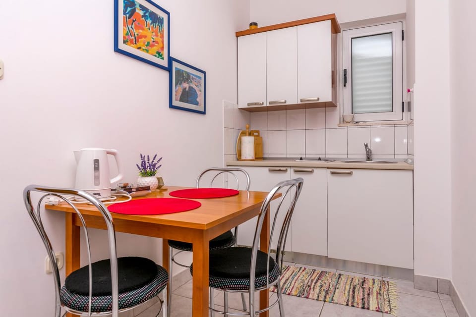 Kitchen or kitchenette, Dining area, stove
