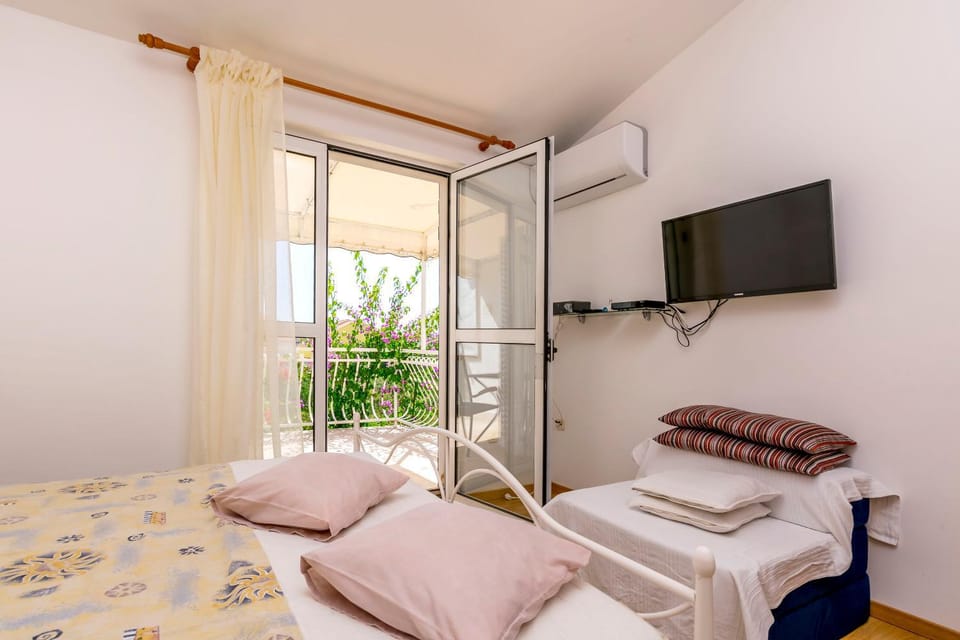 Bed, TV and multimedia, Photo of the whole room, Bedroom, air conditioner