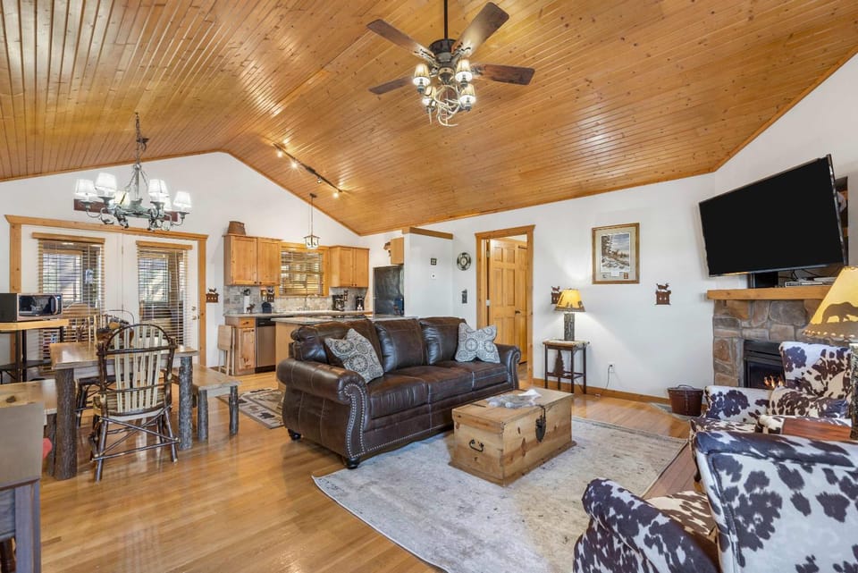 Grey Moose Lodge with Amenities Access House in Table Rock Lake