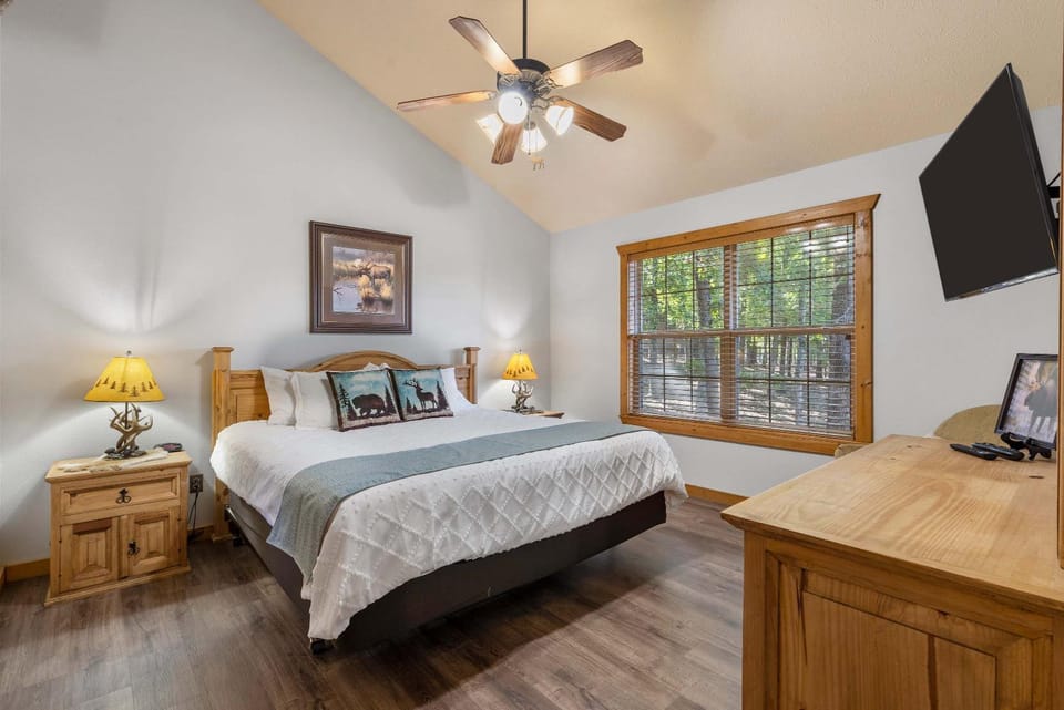 Grey Moose Lodge with Amenities Access House in Table Rock Lake